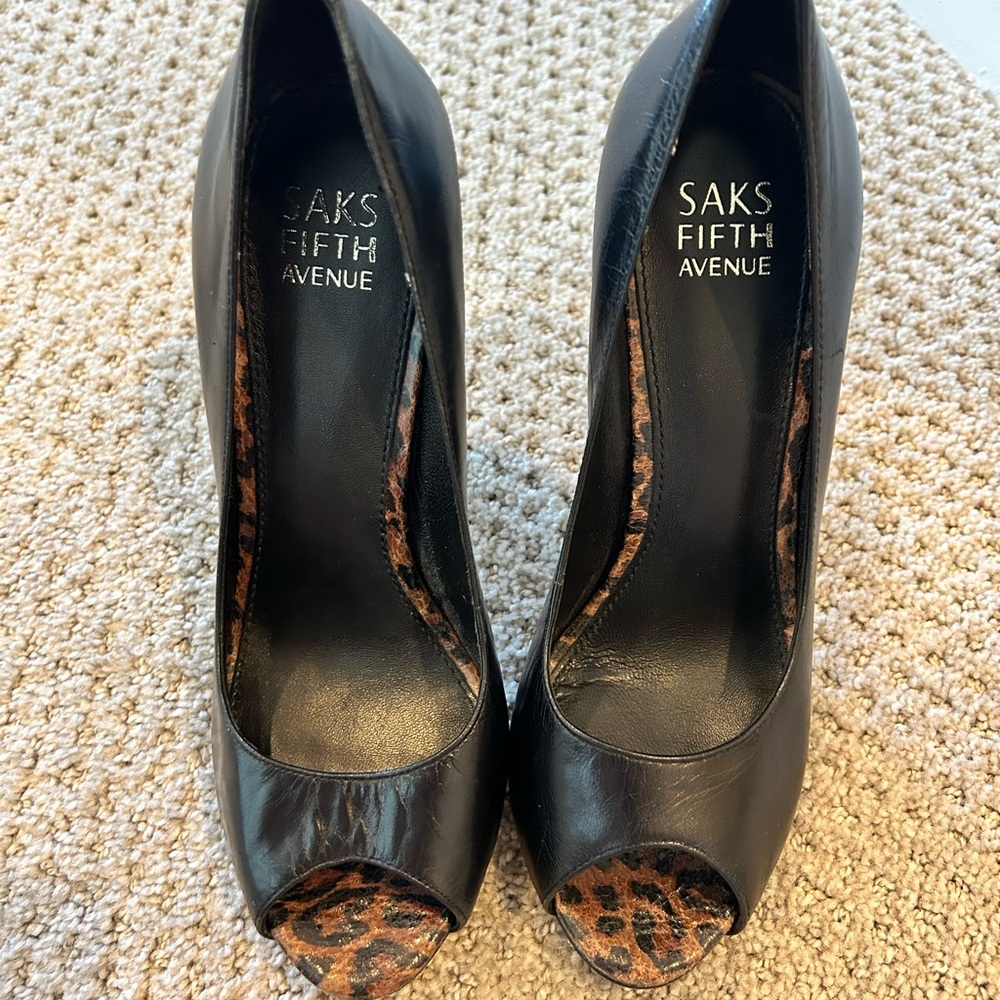 HERS - Saks Fifth Avenue black & cheetah pumps